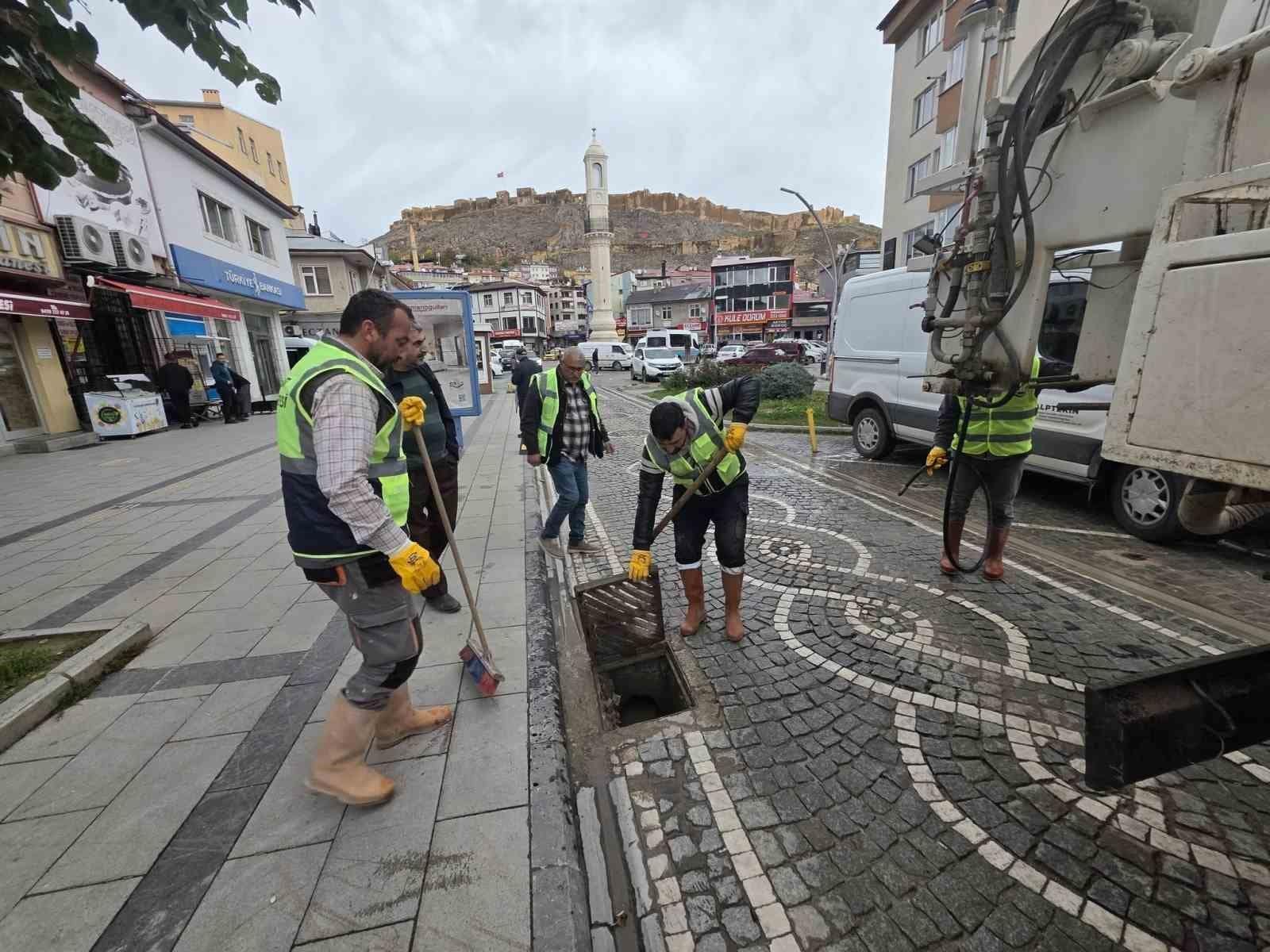 Bayburt’ta mazgallar yağışlara karşı temizleniyor