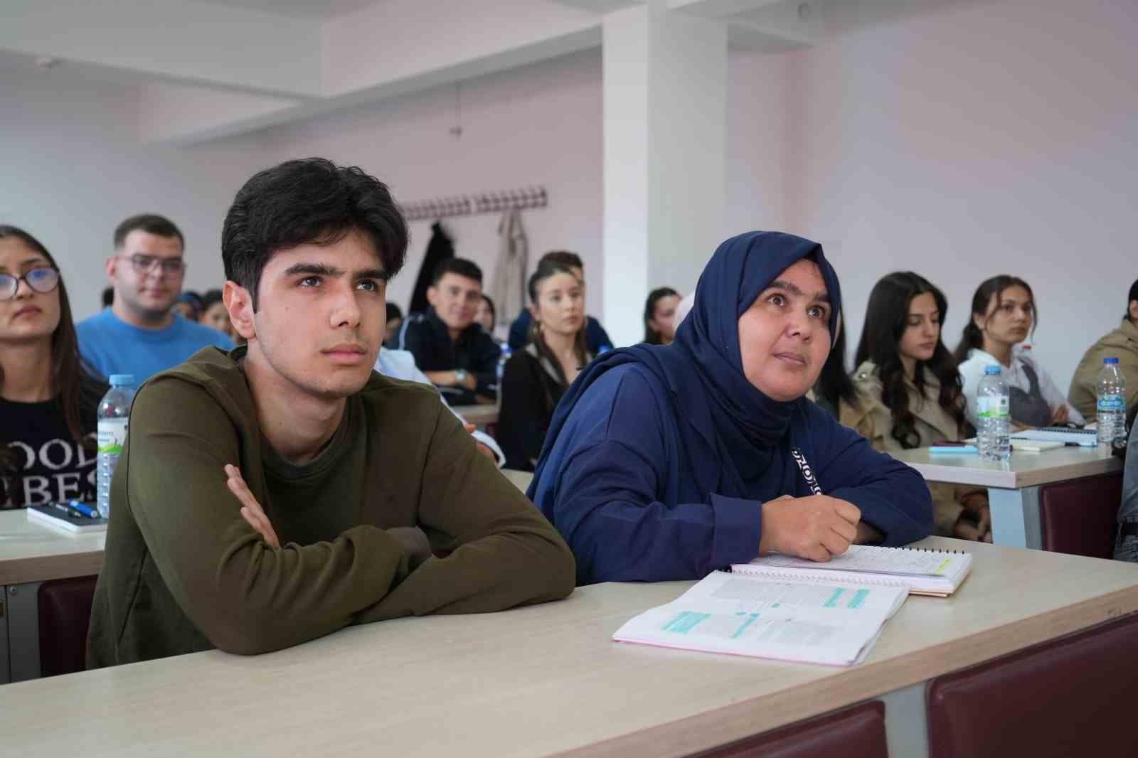 Yıllar sonra eğitim hayatına dönen kadın oğluyla aynı üniversitede okuyor