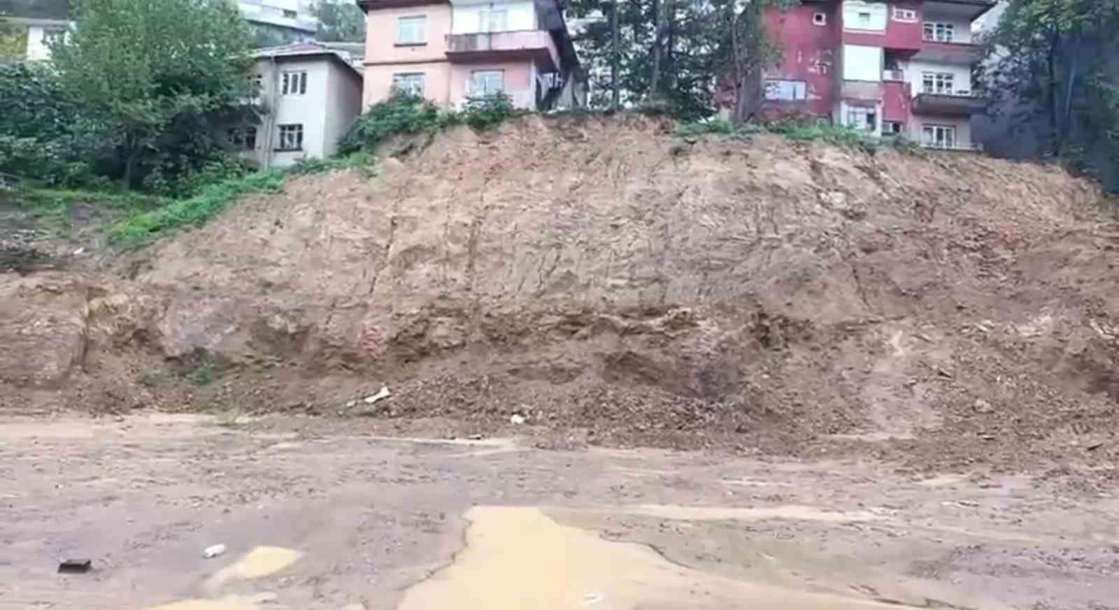 Zonguldak’ta yağışın ardından istinat duvarı çöktü