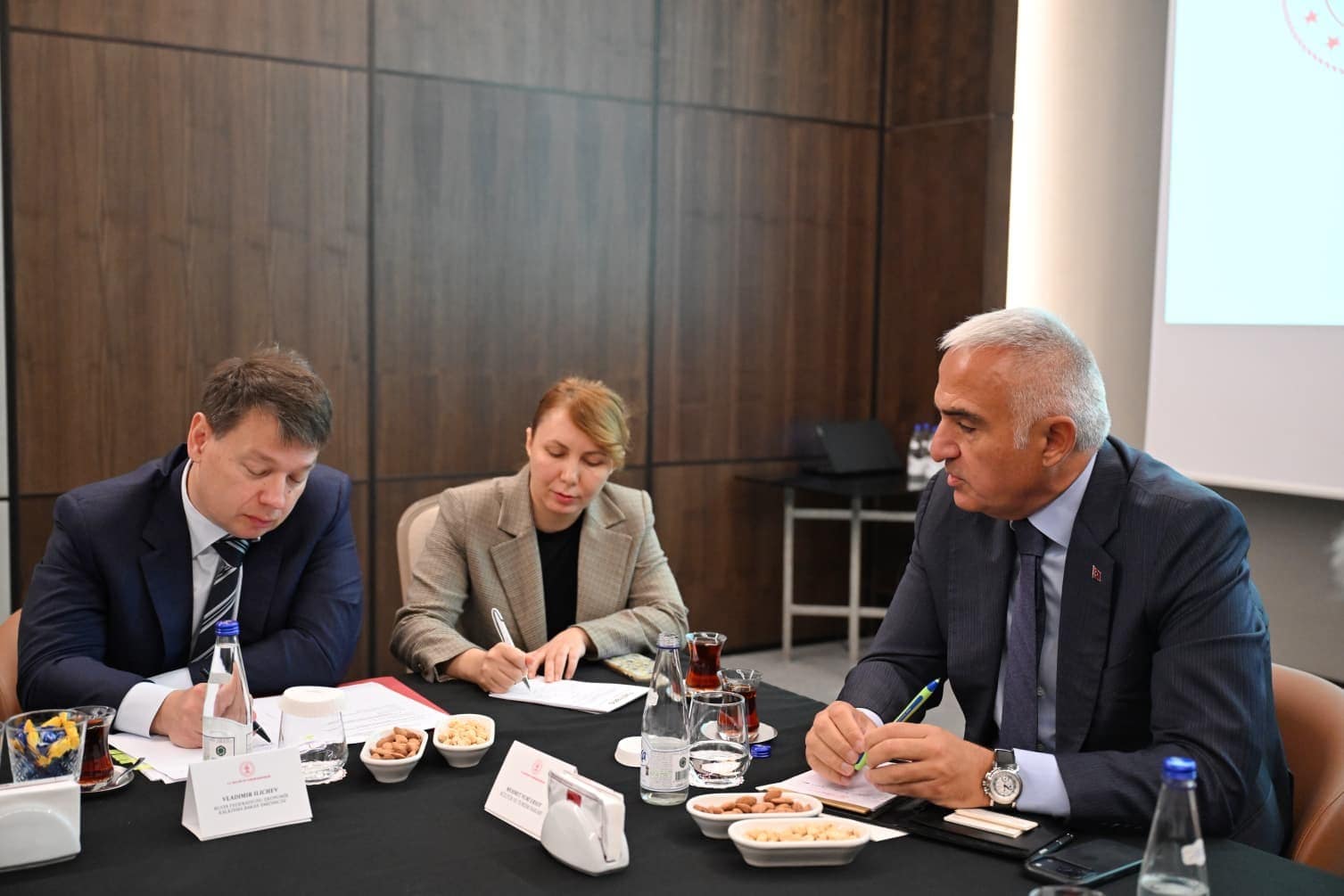 Bakan Ersoy, Antalya’da Rus diplomatlarla bir araya geldi