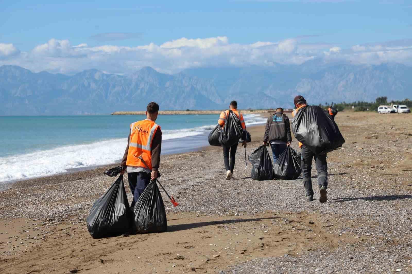 Aksu Belediyesi’nden Kumköy Sahili’nde temizlik çalışması