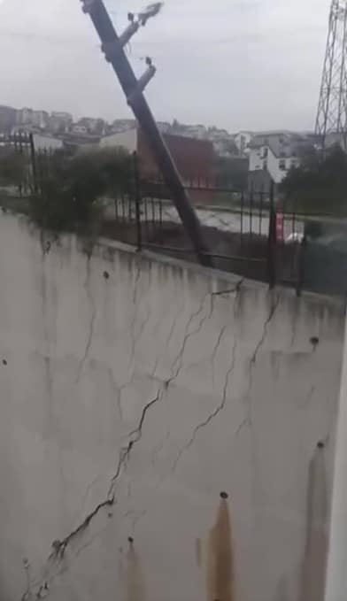 Dev istinat duvarı yerle bir oldu: O anlar kamerada