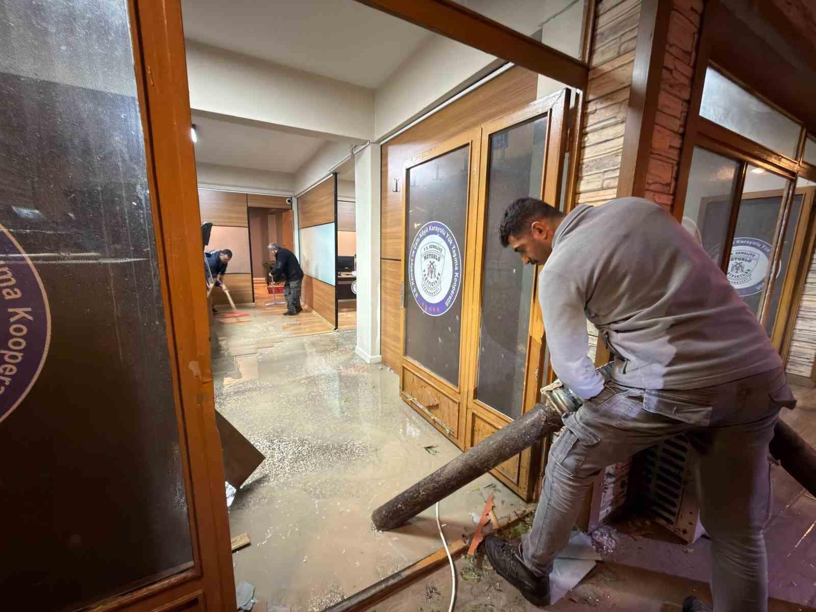 Kemaliye’de dolu ve sağanak nedeniyle heyelan ve su baskınları yaşandı