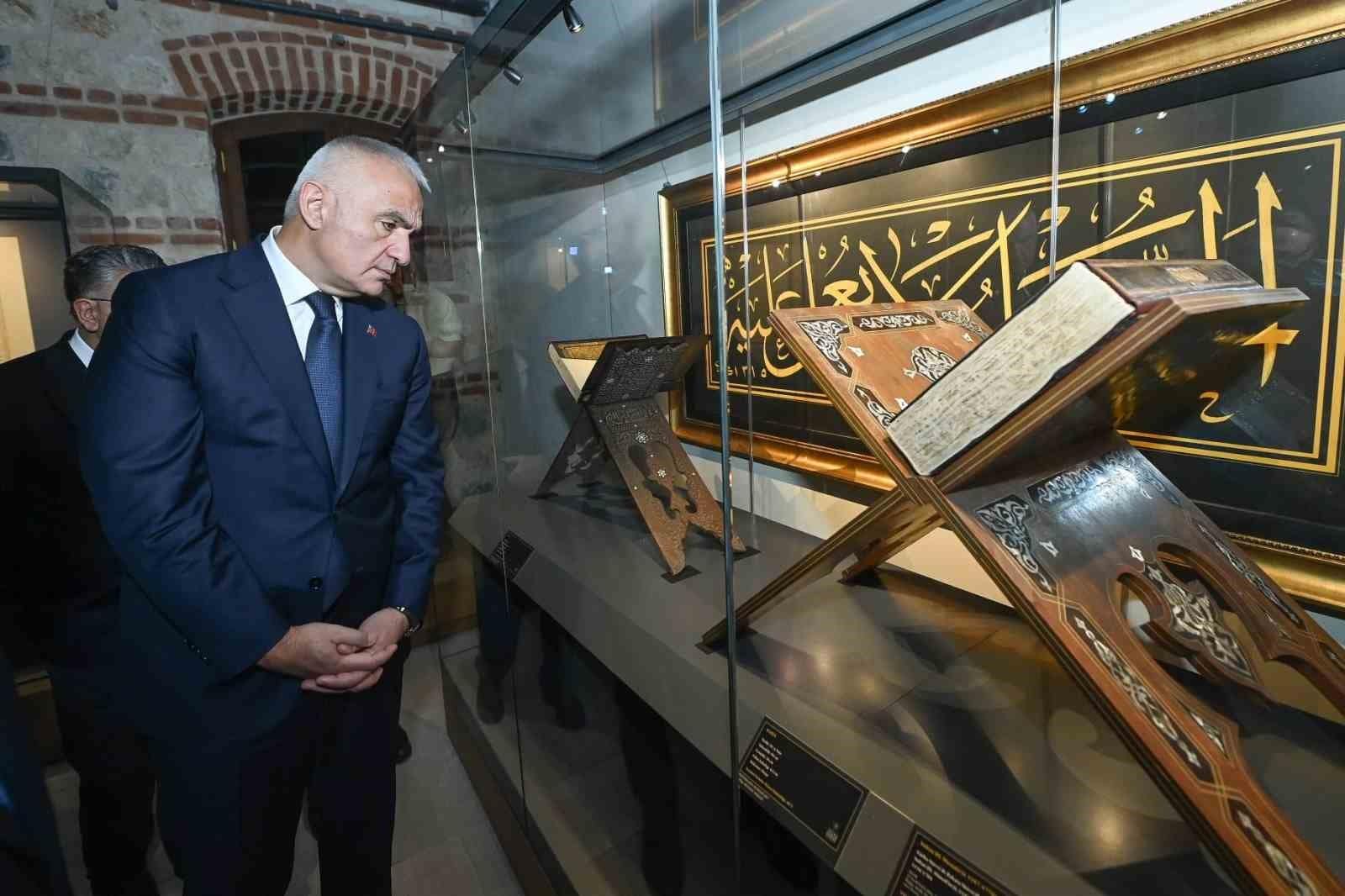 Kabe’de imzası olan Türk hattattan milletine paha biçilmez armağan