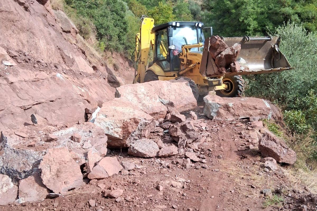 Efeler’de sağanak yağışın kapattığı mahalle yolları yeniden açıldı