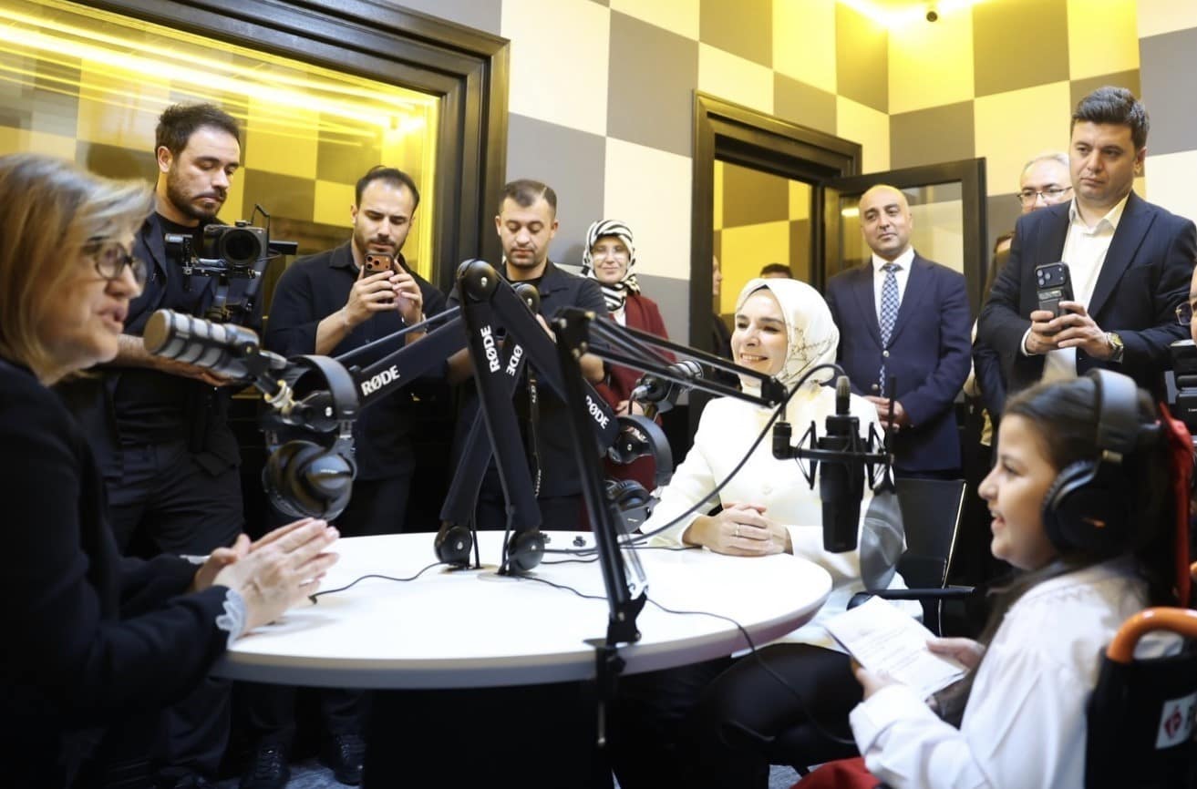 Serebral palsi hastası Cansu, ilk röportajını Bakan Göktaş ile yaptı