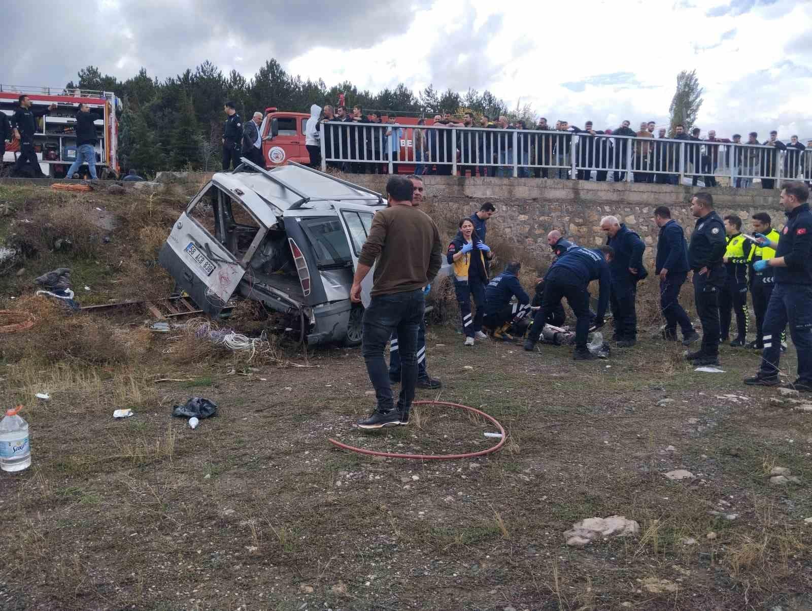 Sivas’ta hafifi ticari araç şarampole uçtu: 1 kişi öldü, 2’si ağır 4 yaralı
