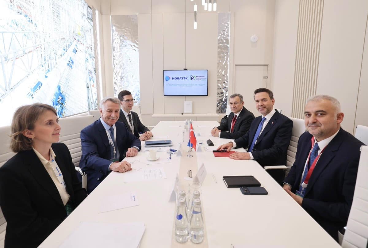 Bakan Bayraktar, Gazprom ve Novatek’in üst düzey isimleriyle görüştü