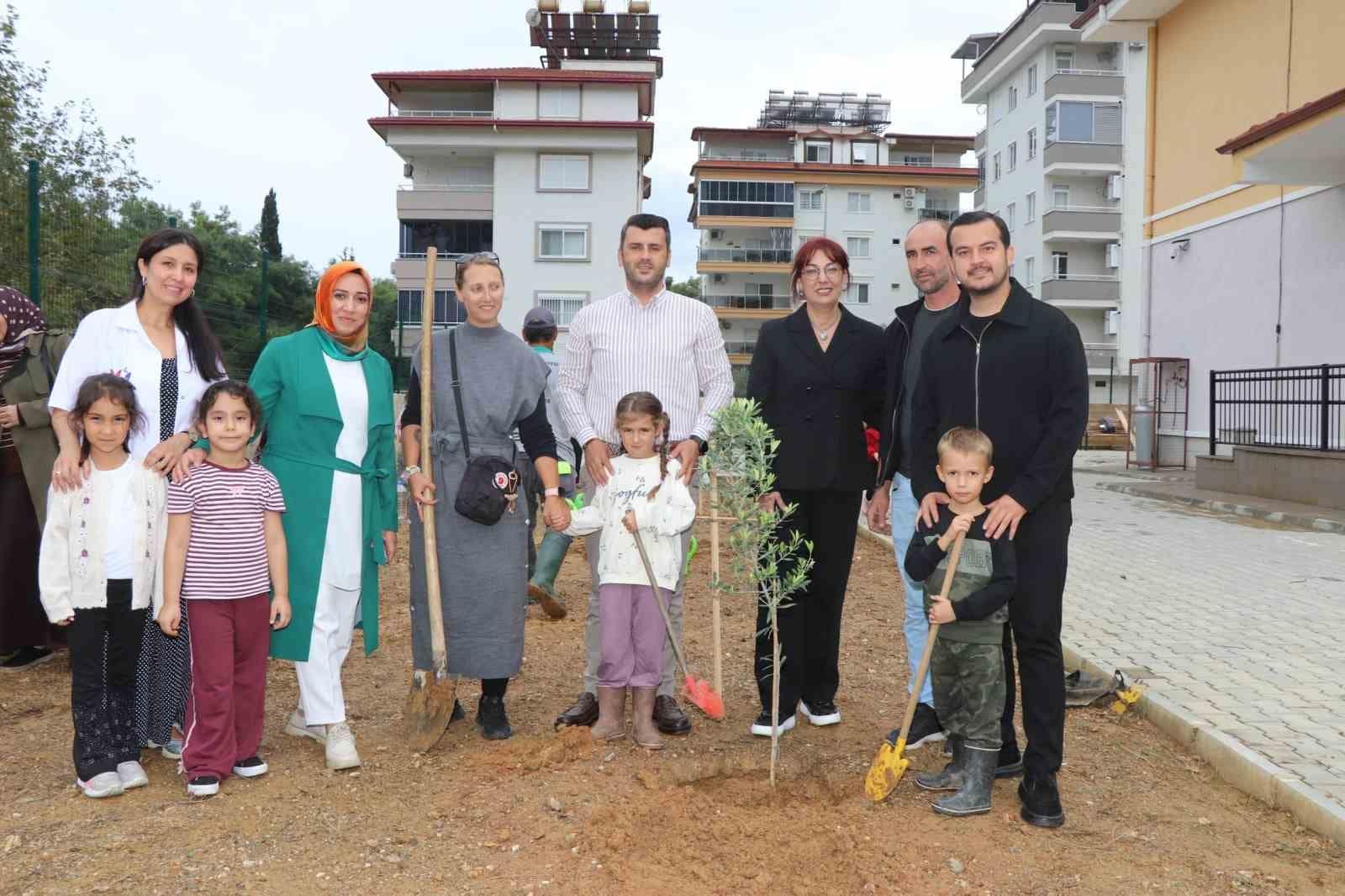 Alanya’da minik eller zeytin fidanlarını toprakla buluşturdu