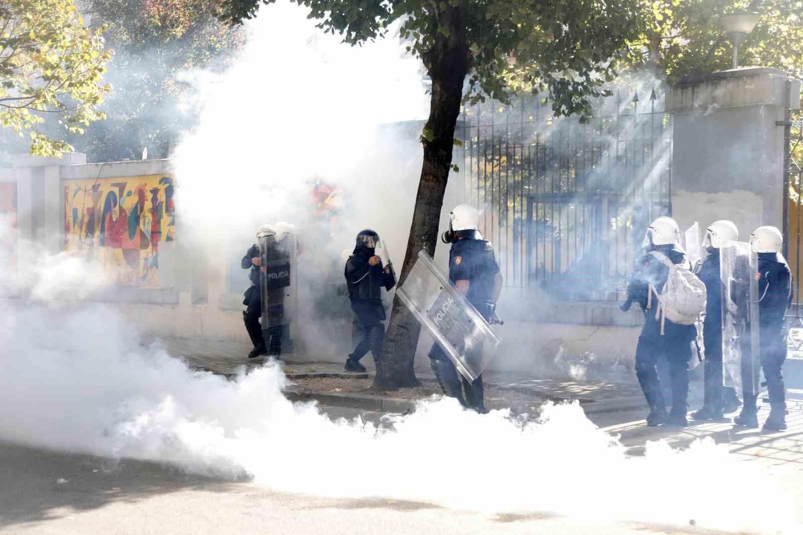 Arnavutluk’ta protestolar 4. gününde: En az 2 gözaltı