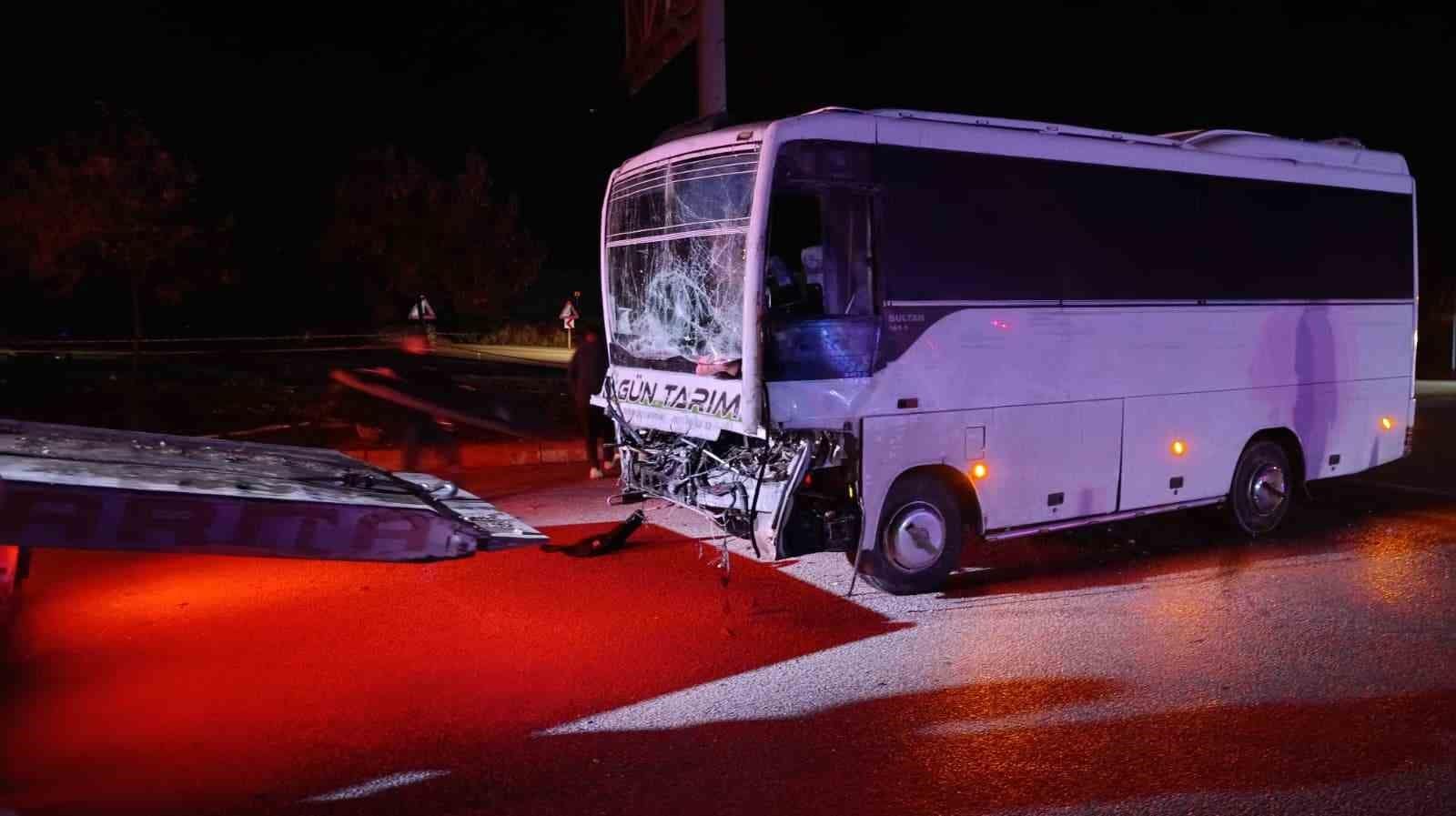 Isparta’da tarım işçilerini taşıyan midibüs ile tır çarpıştı: 17 yaralı