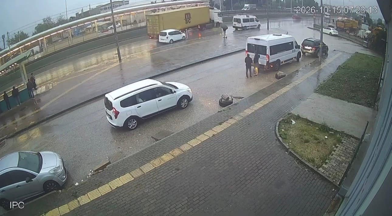 Bursa’da tırın dorsesi kontrolden çıktı...Kaza anı kamerada