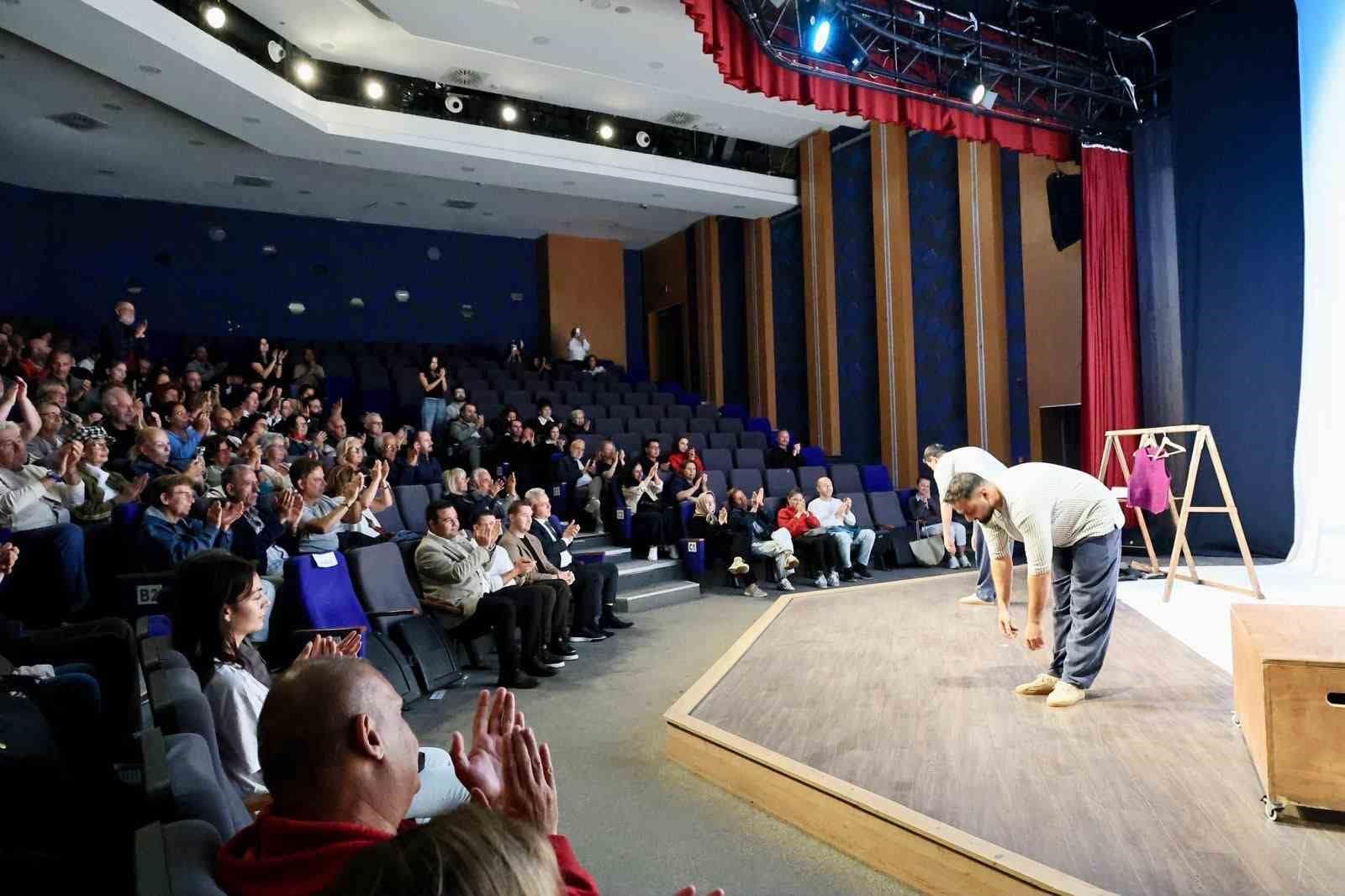 Bodrum’da tiyatro perdesi "Cambazın Cenazesi" ile açıldı