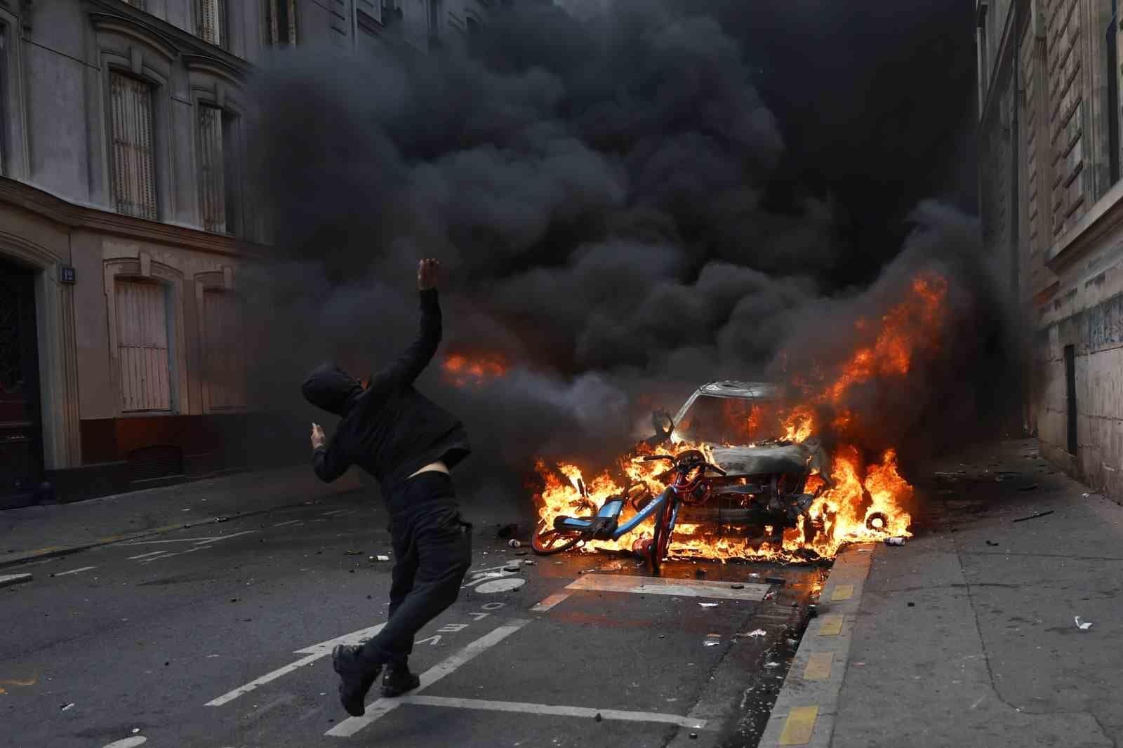 Paris’teki protestolarda 13’ü çocuk 195 kişi gözaltına alındı