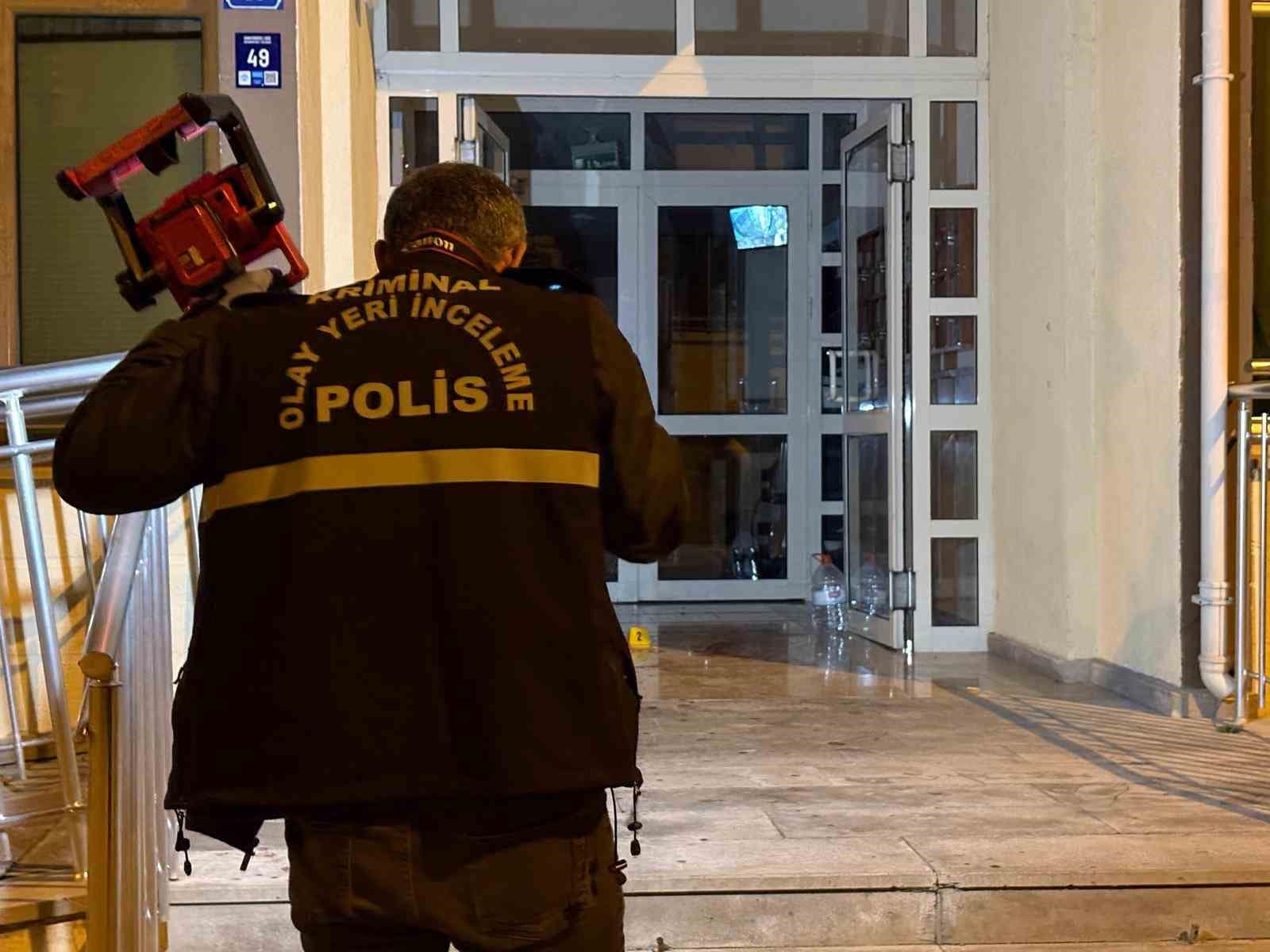 Kayseri’de binanın girişinde çıkan bıçaklı kavgada 2 kişi yaralandı