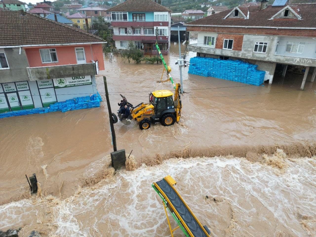Sel Karasu’da mahalleyi yuttu: Sular 50 santimetreye ulaştı