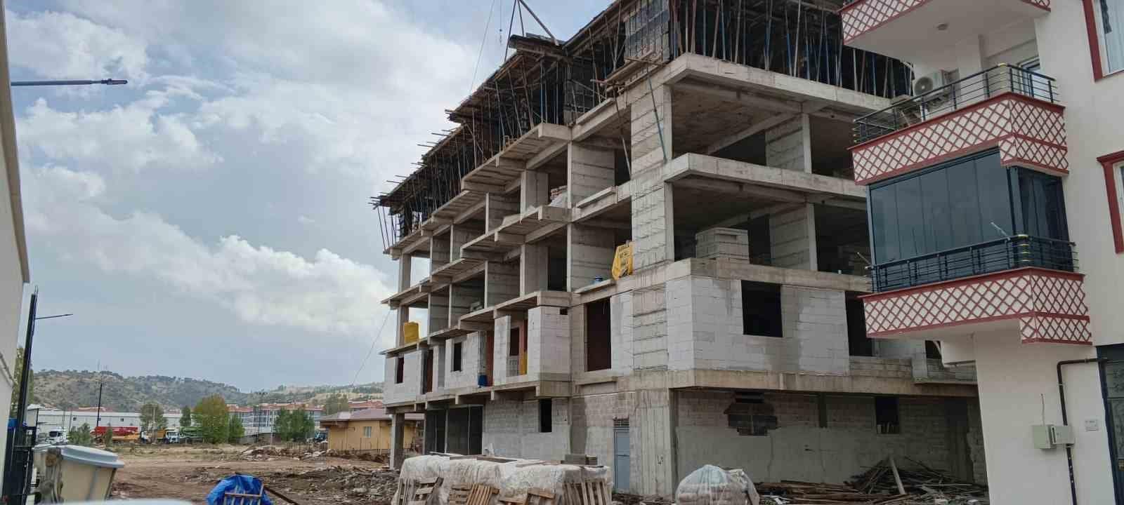 İnşaattan düşen işçi ağır yaralandı