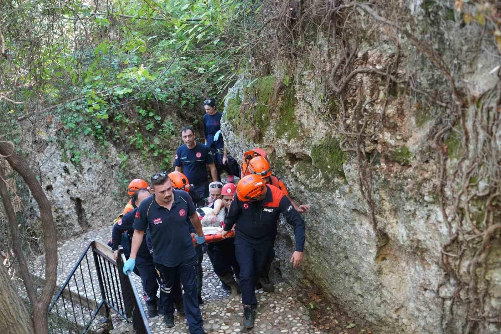 Şelaleyi gezerken 6 metrelik yamaçtan düşüp mahsur kaldı, ekipler tarafından kurtarıldı