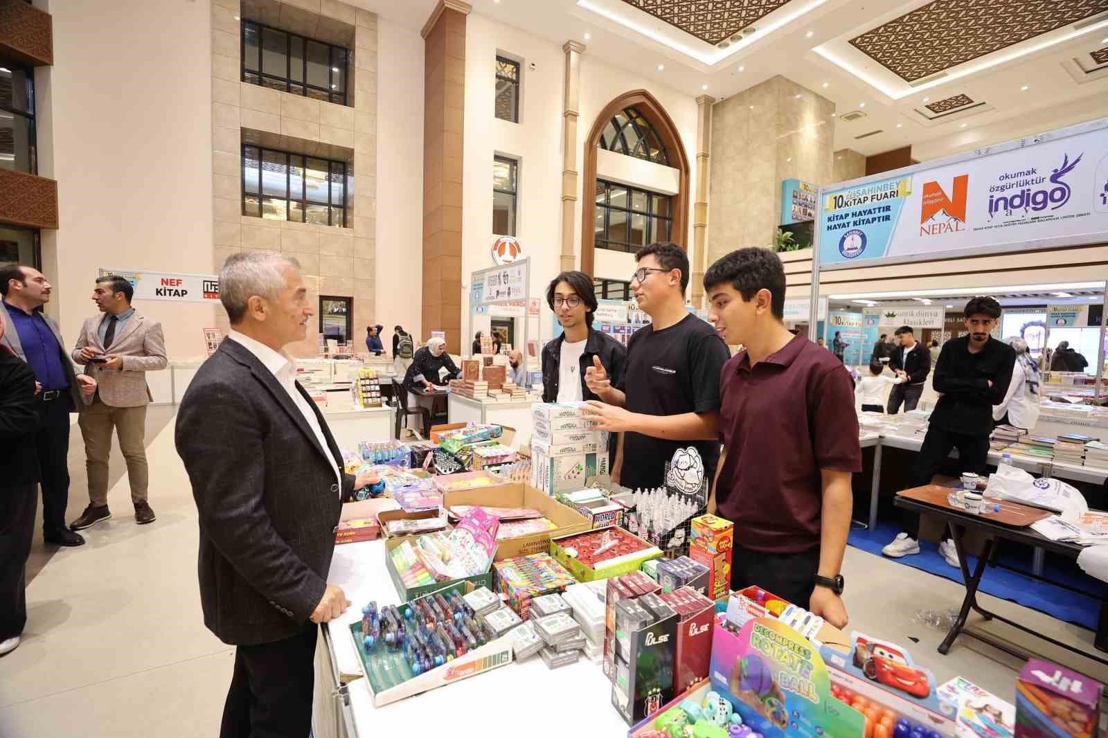 Şahinbey Belediyesi’nin kitap fuarına yoğun ilgi