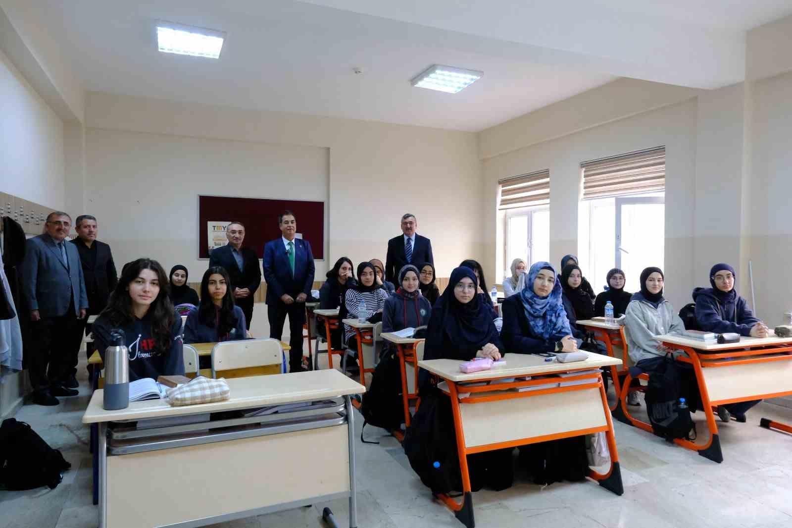 Mezun olduğu okula yıllar sonra rektör olarak döndü