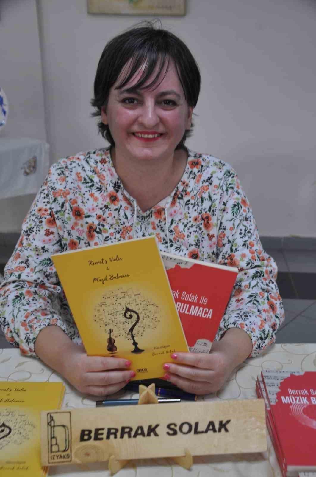 Burhaniyeli sanatçı kitaplarını tanıttı