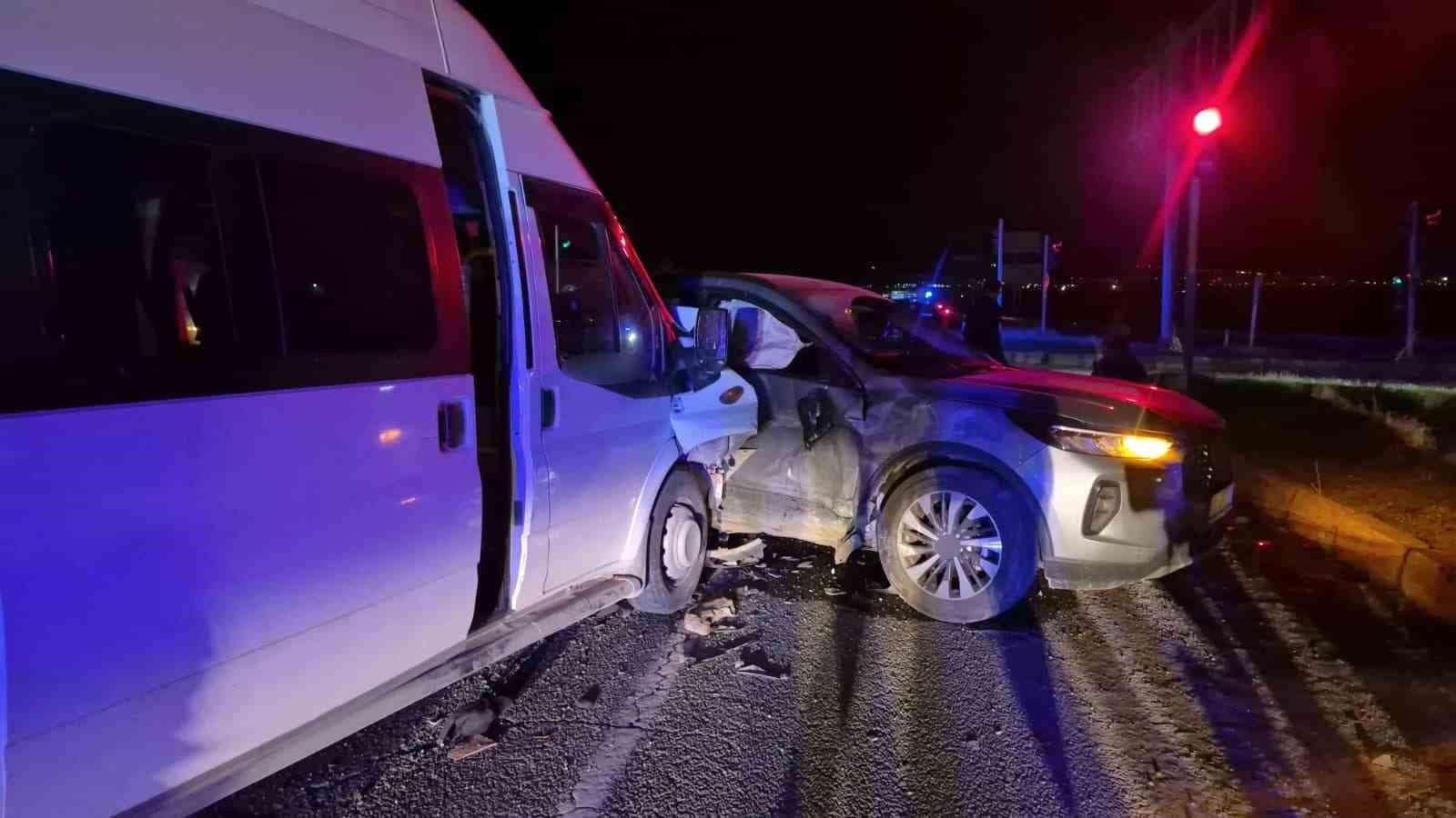 Adıyaman’da otomobil ile minibüs çarpıştı: 12 yaralı