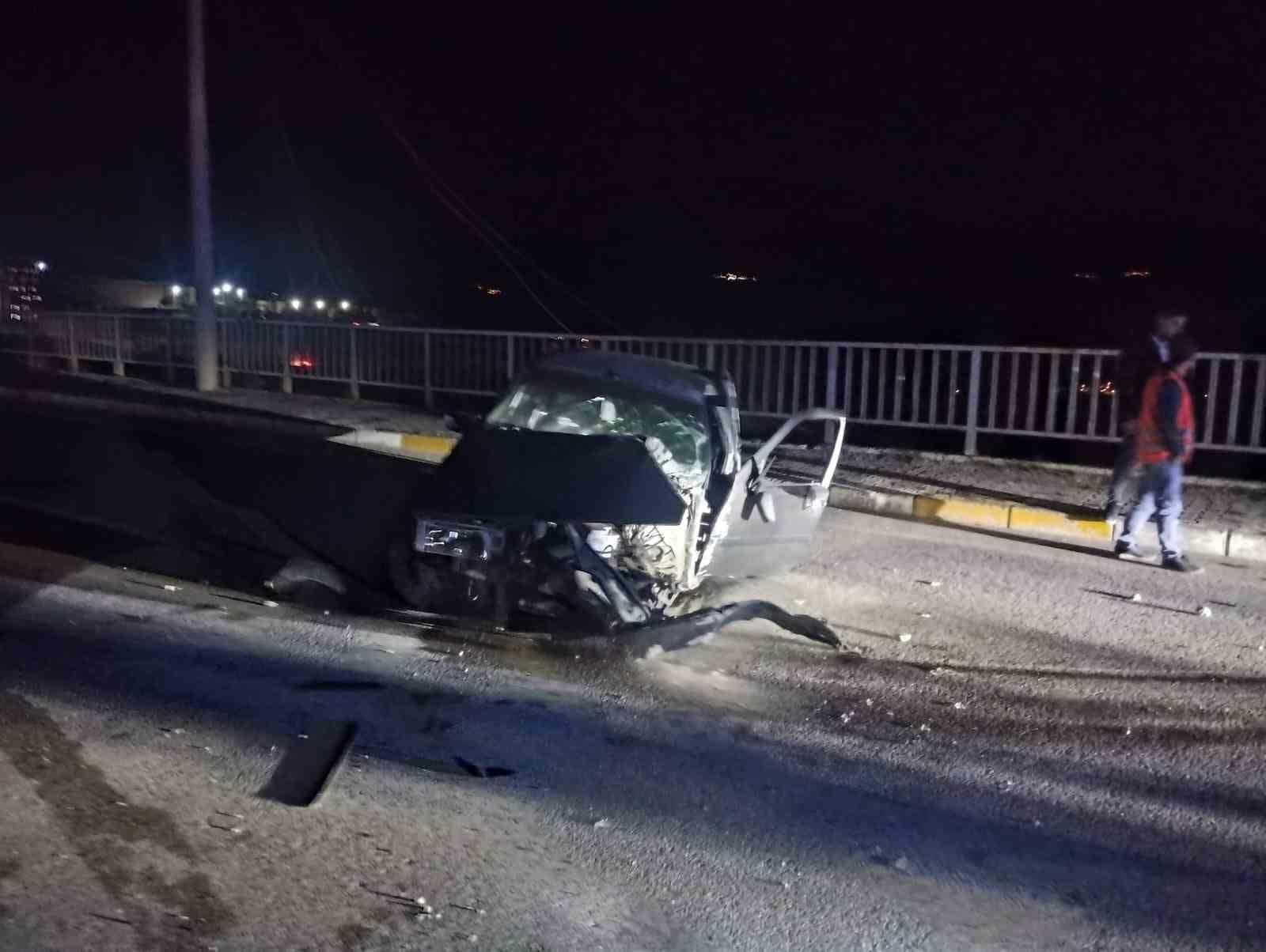 Sivas’ta aydınlatma direğine çarpan otomobilin sürücüsü yaralandı