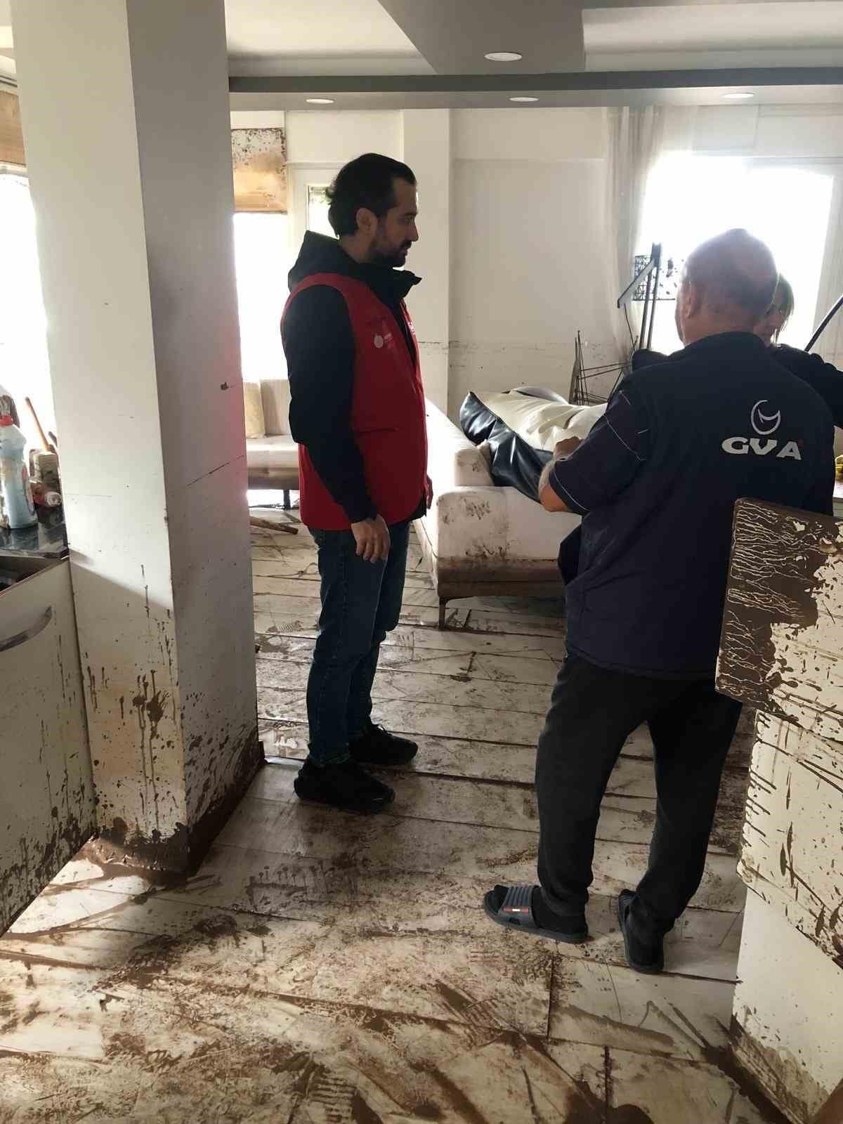 Başiskele’de selden etkilenen ailelere destek ziyareti
