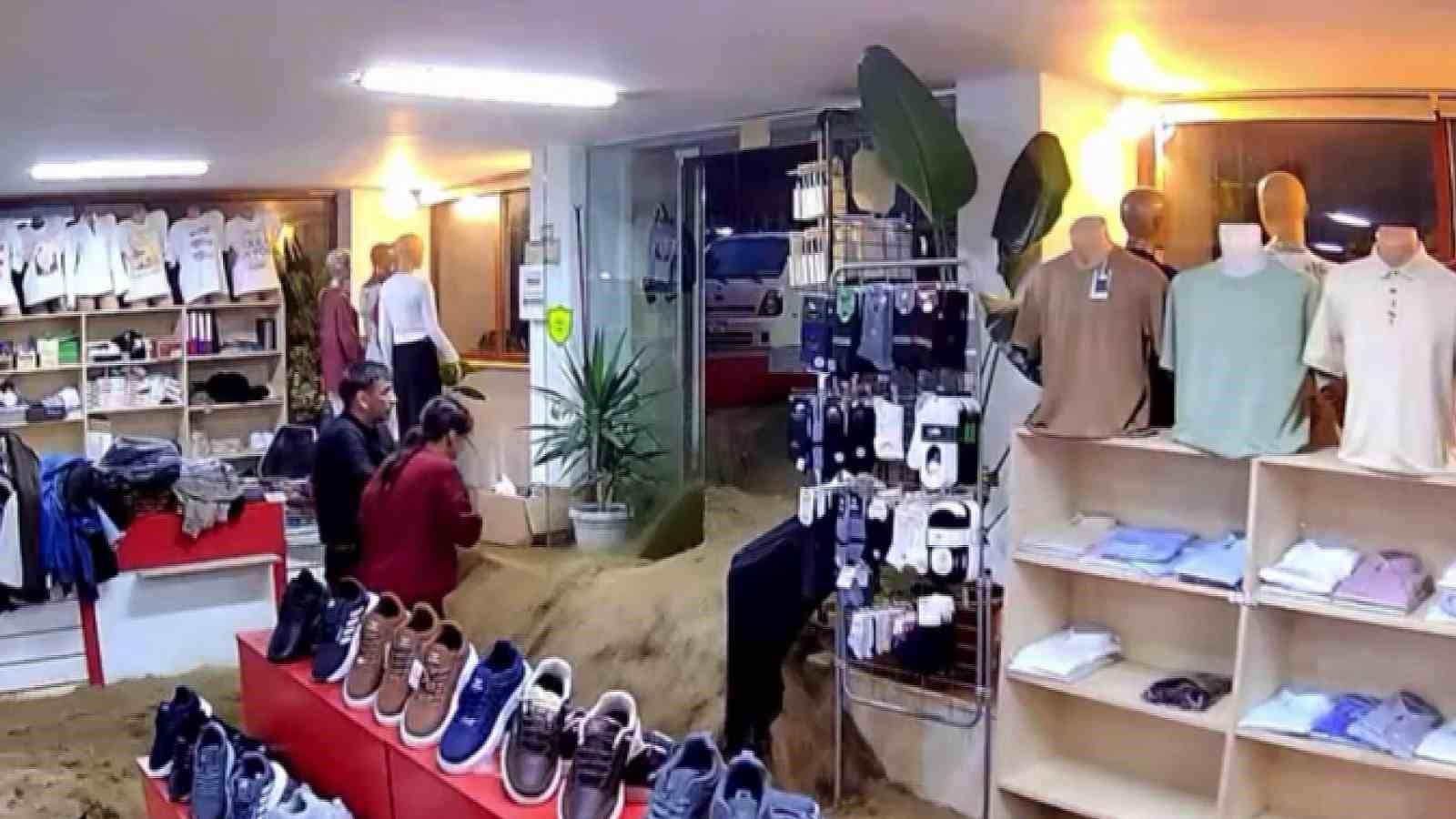 Ayazağa’da 20 yıllık mağaza sele teslim oldu: Suların mağazaya dolduğu anlar görüntülendi