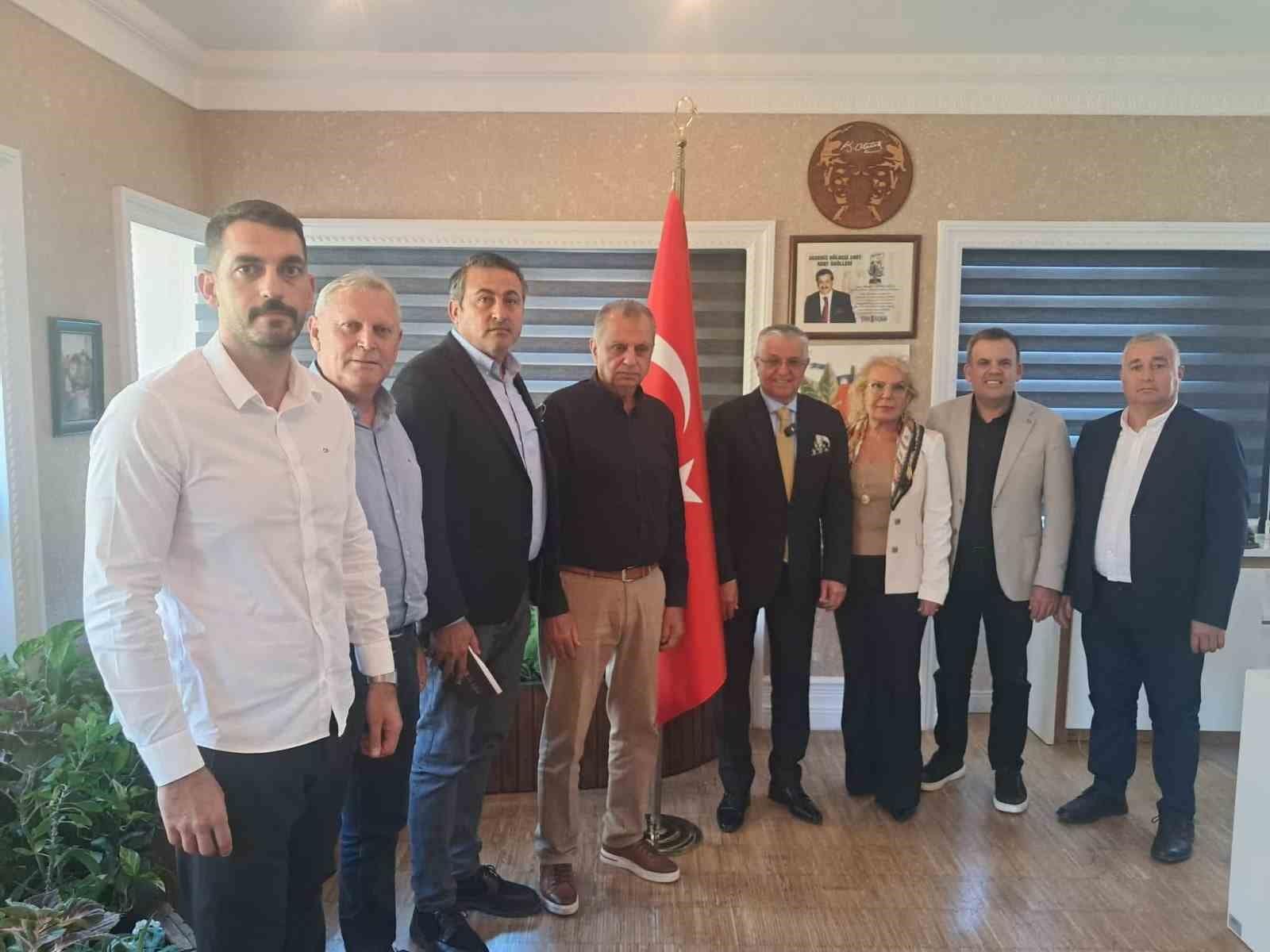 Kemer Belediye Başkanı ve 8 meclis üyesi CHP’den istifa etti