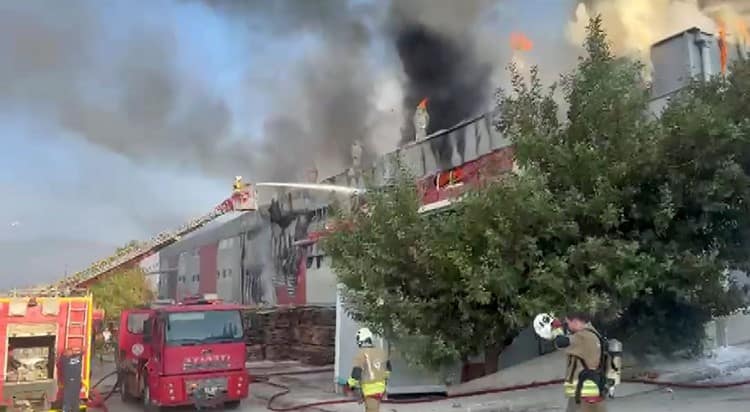Hatay’da mobilya fabrikası alevlere teslim oldu
