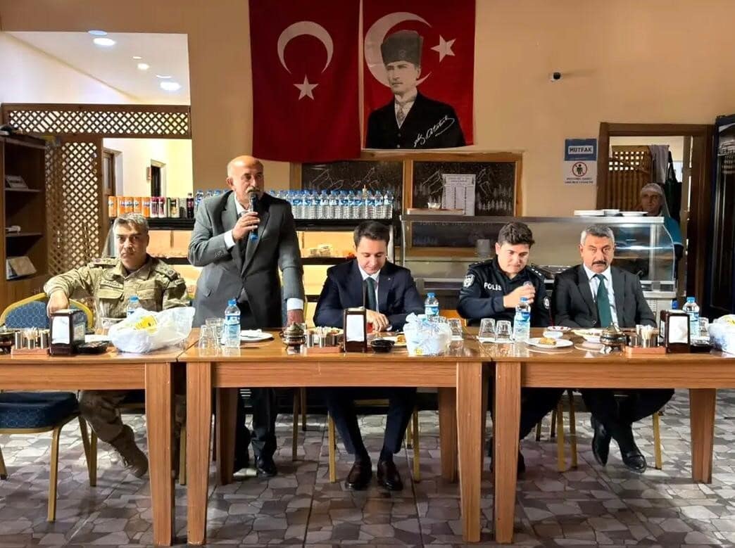 Şenkaya Belediyesi’nden muhtarlarla birlik ve beraberlik yemeği