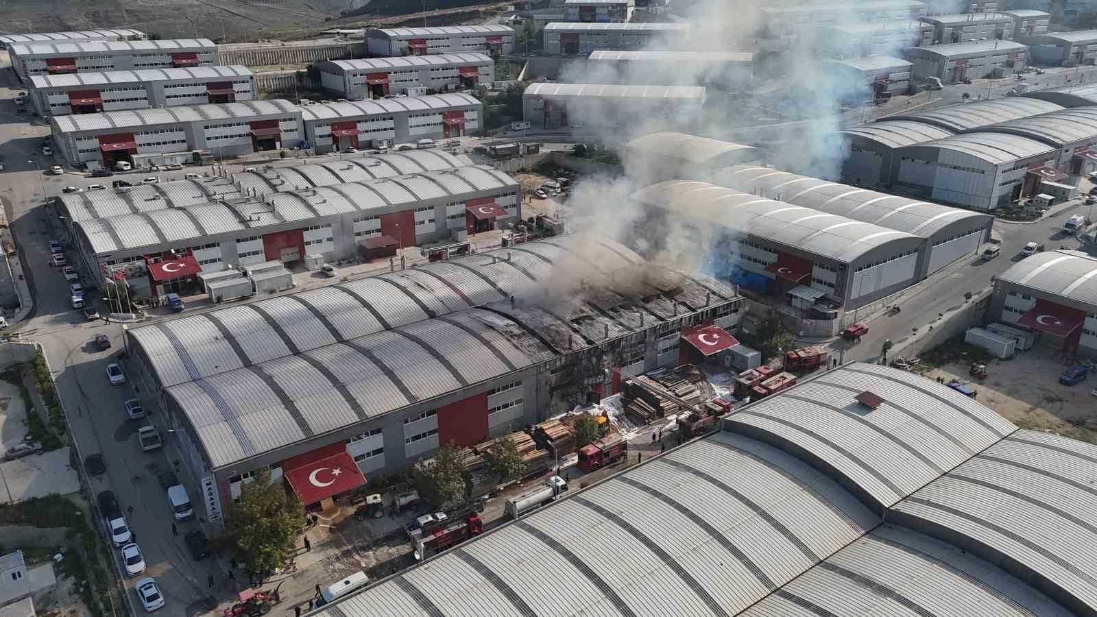 Alevlere teslim olan fabrika yangını havadan görüntülendi