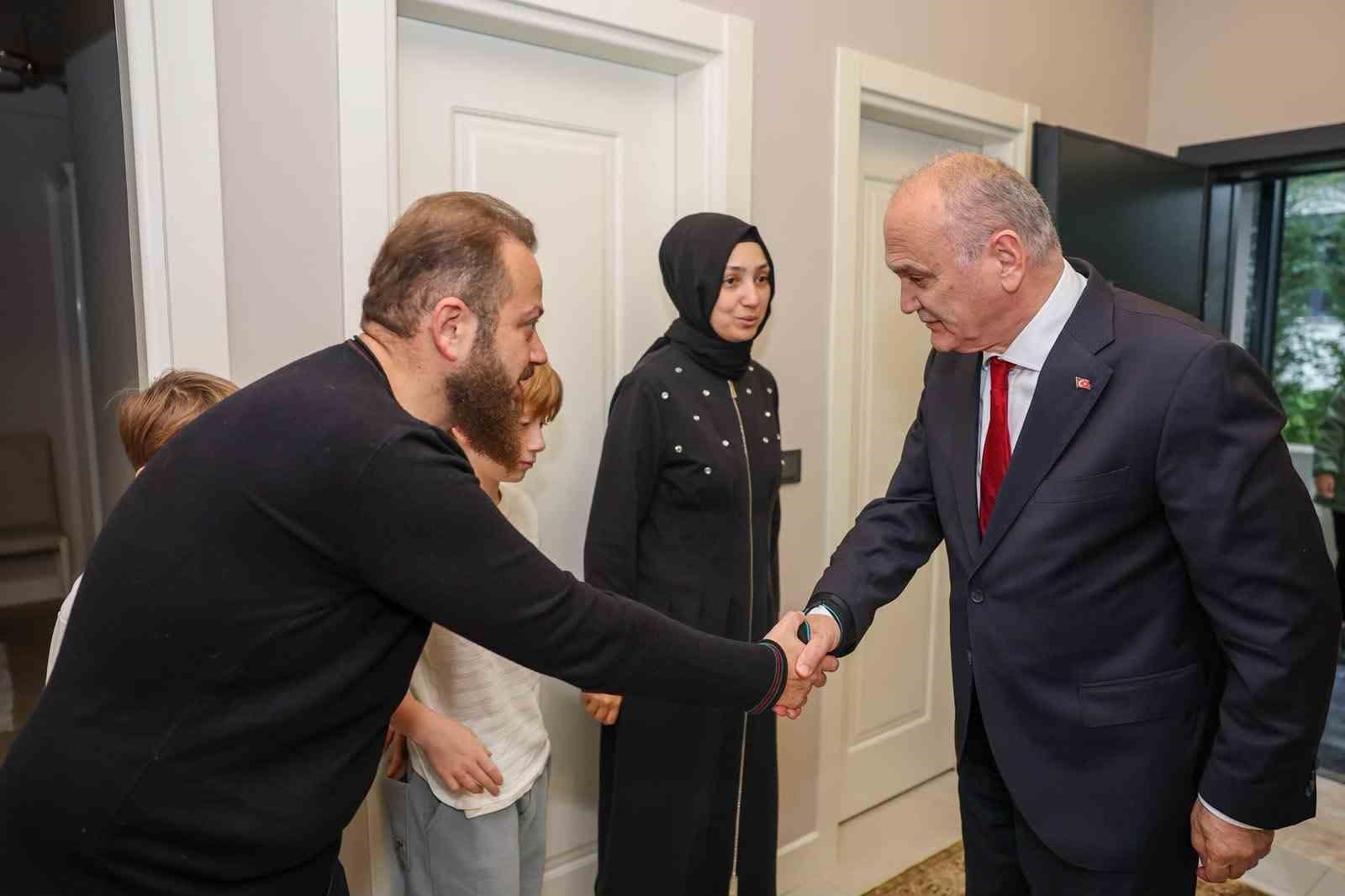 Başkan Özlü’den vefat eden iş adamının ailesine taziye ziyareti