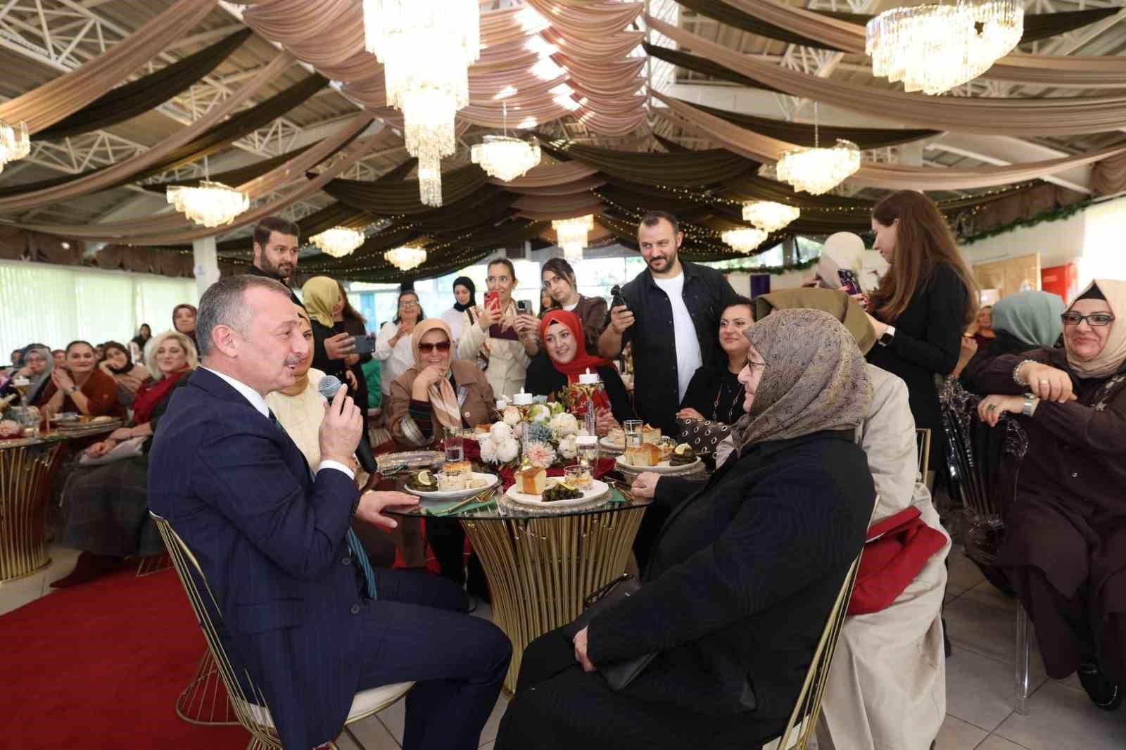 Başkan ile annesinin diyaloğu salonu kırdı geçirdi