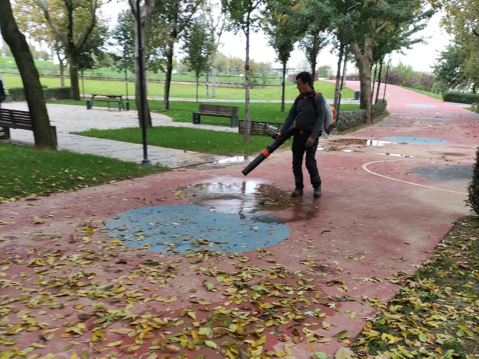 Büyükşehir’den park ve bahçelere düzenli bakım