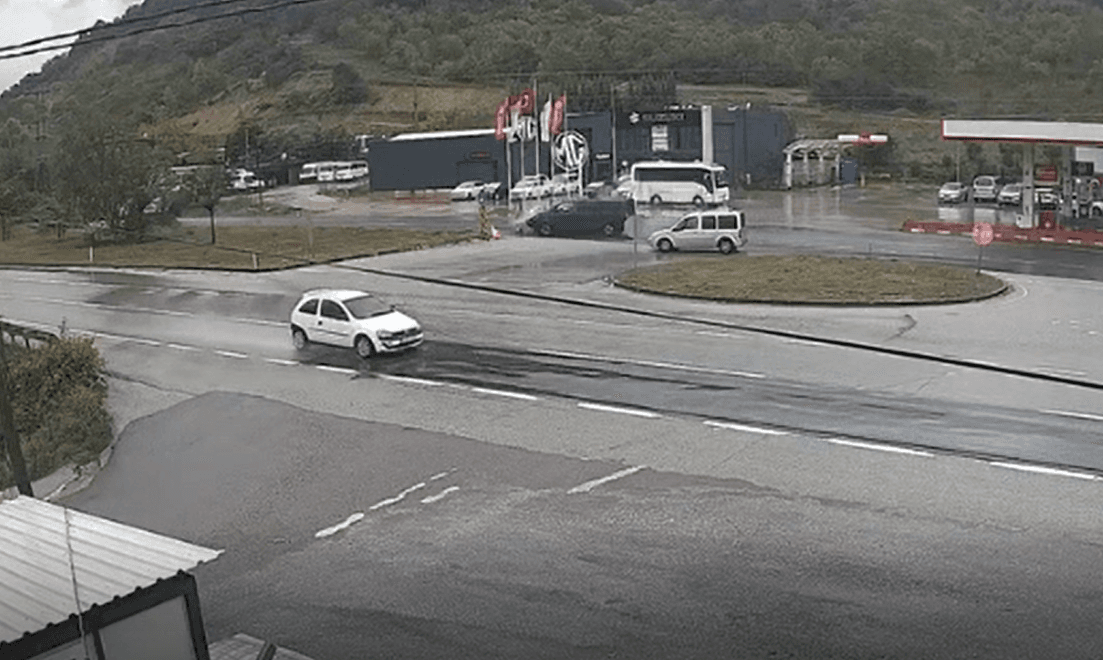 Yalova’da otomobilin ikiye bölündüğü kaza kamerada