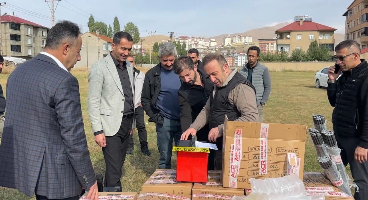 Yüksekova’da arılar elektrikli çitle koruma altında: 30 üreticiye hibe desteği