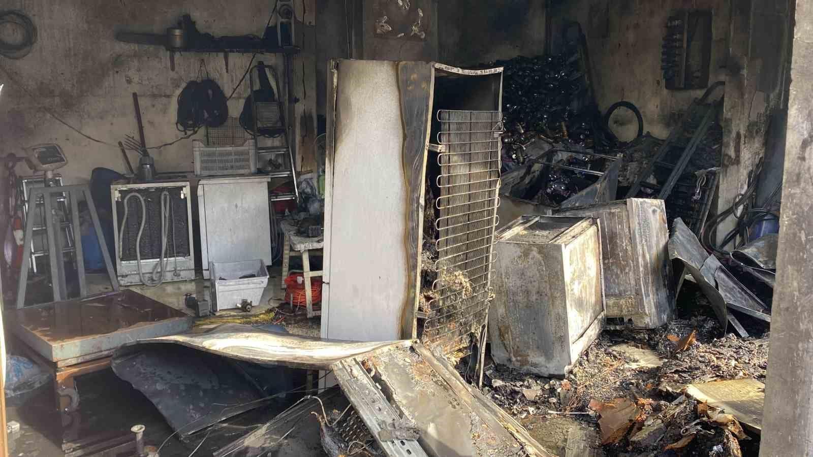 İş yerinde çıkan yangın 3 katlı binaya sıçradı: 2 kişi son anda kurtuldu
