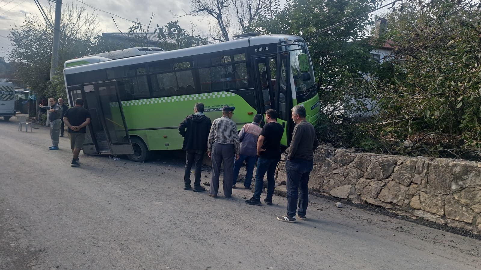 Kocaeli’de özel halk otobüsü duvara çarptı: 10 yaralı