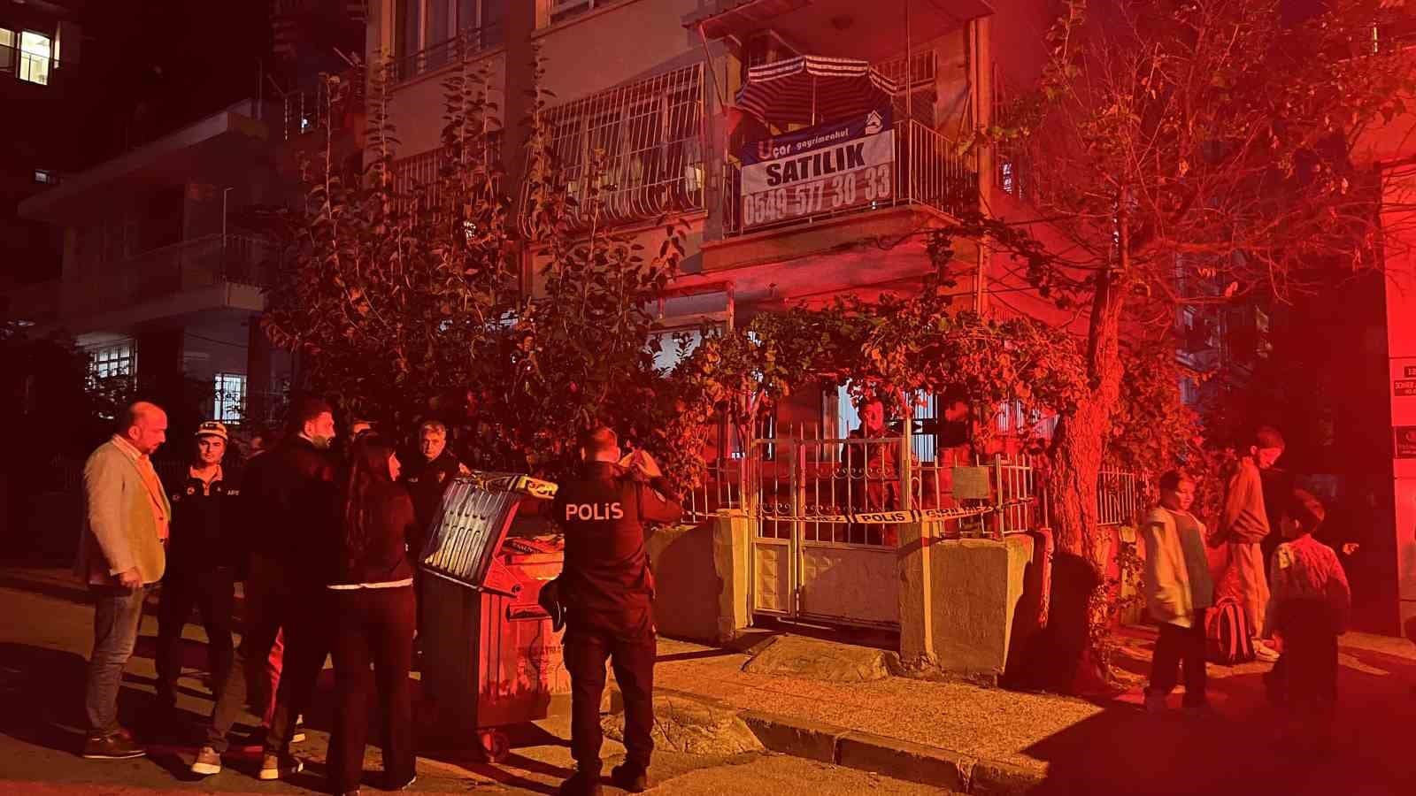 Mersin’de 3 katlı binanın zemini çöktü: 40 kişi tahliye edildi