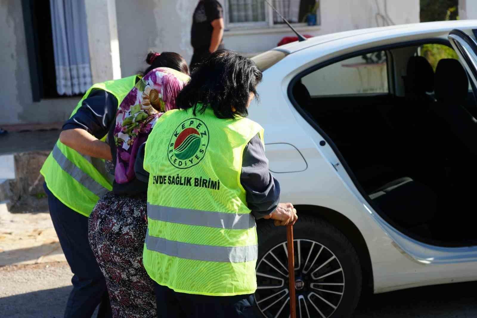 Kepez’de yatağa bağımlı yaşlı kadına destek eli uzatıldı