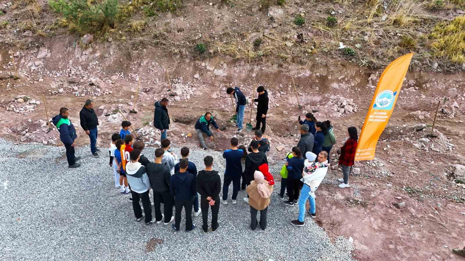 Kayseri Büyükşehir’den yeşil seferberlik: Bin 150 fidan toprakla buluştu