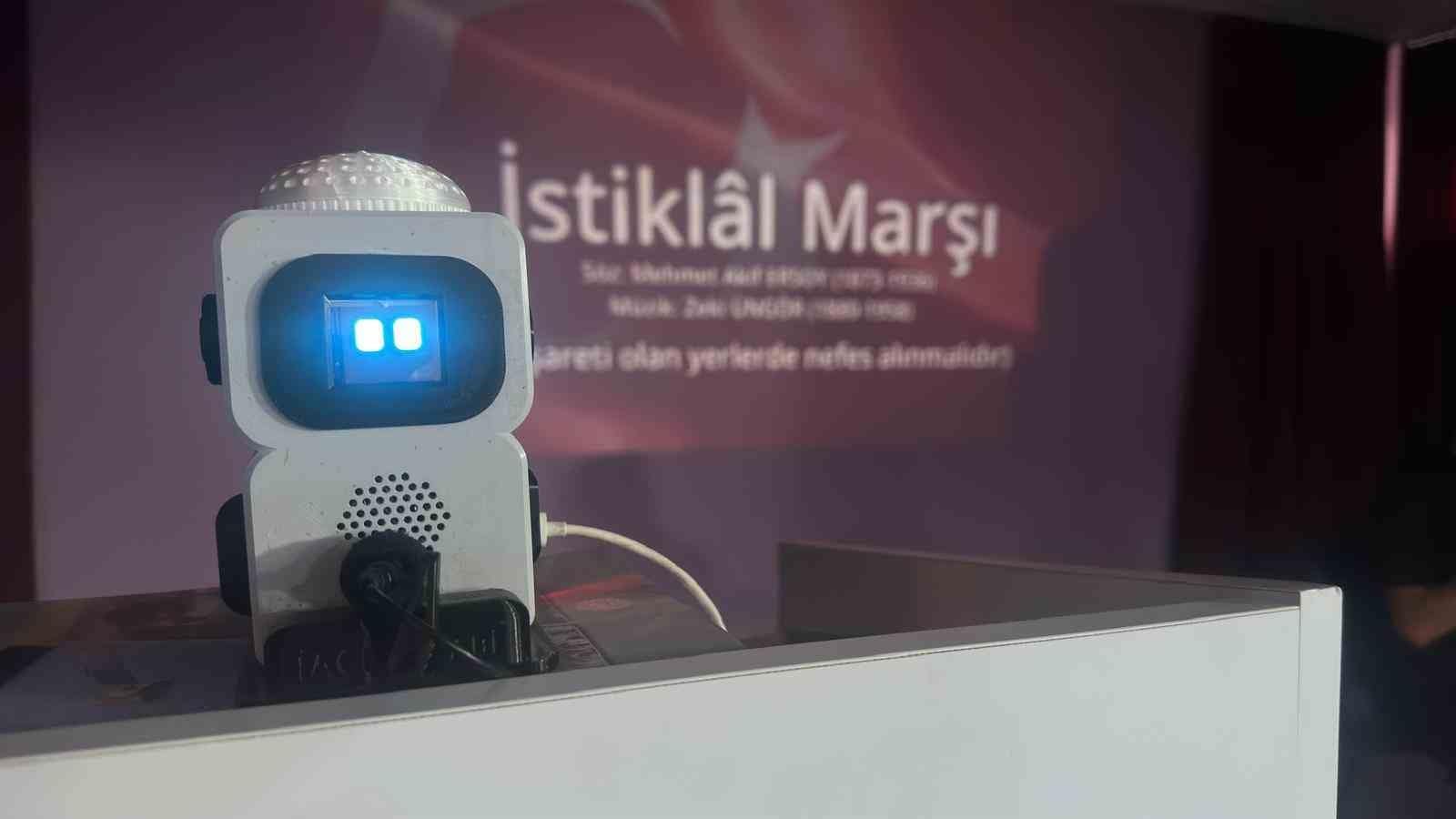 Takkesi ve parlayan gözleri ile çocukların arkadaşı robot ’Hacı Abi’