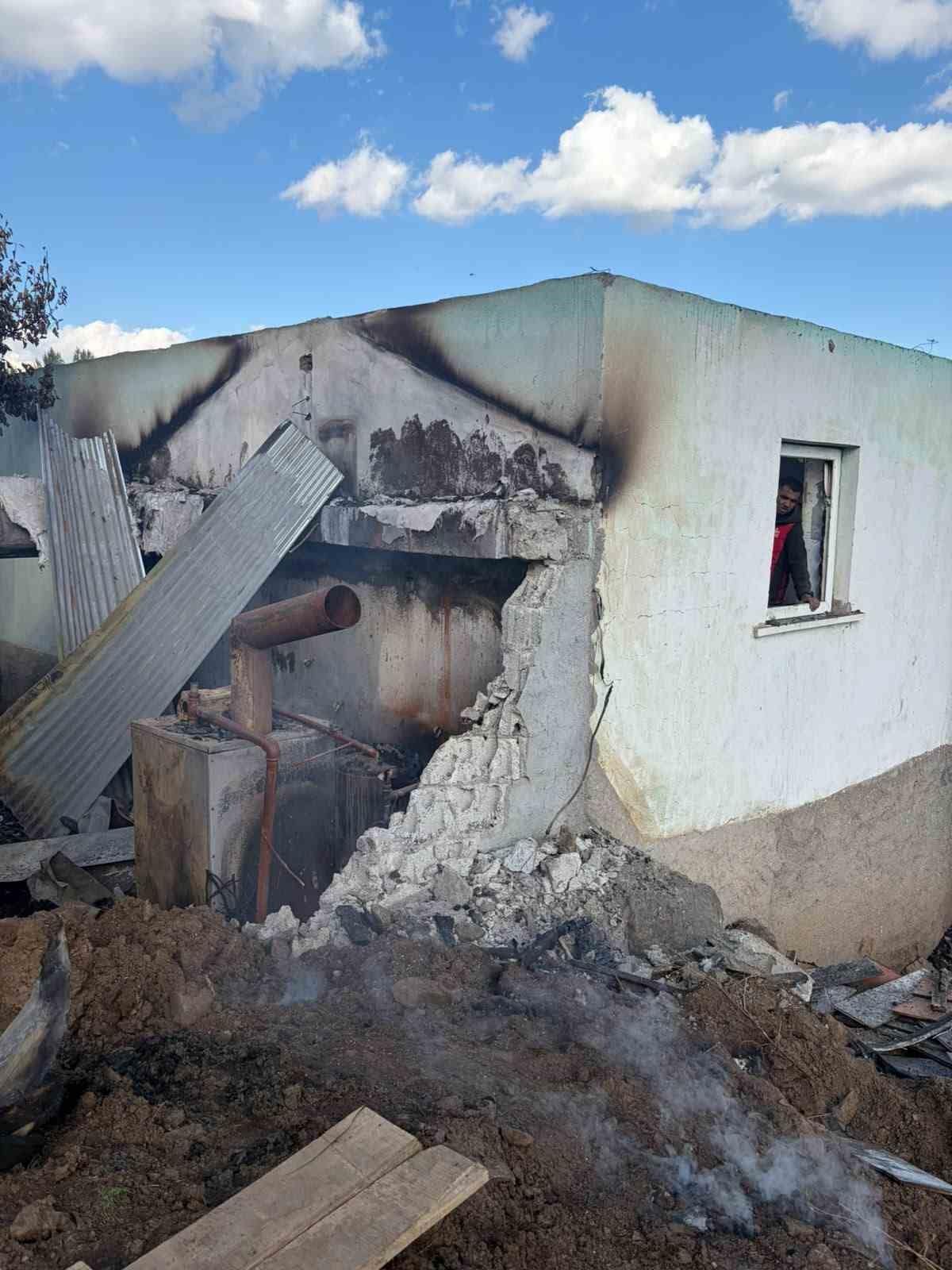 Varto’da çıkan yangında 5 büyükbaş hayvan telef oldu, evin çatısı yandı