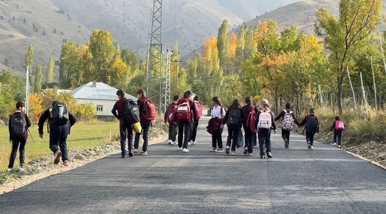 Devlet yatırımlarıyla İran sınırındaki vatandaşların 40 yıllık yol sorunu bitti