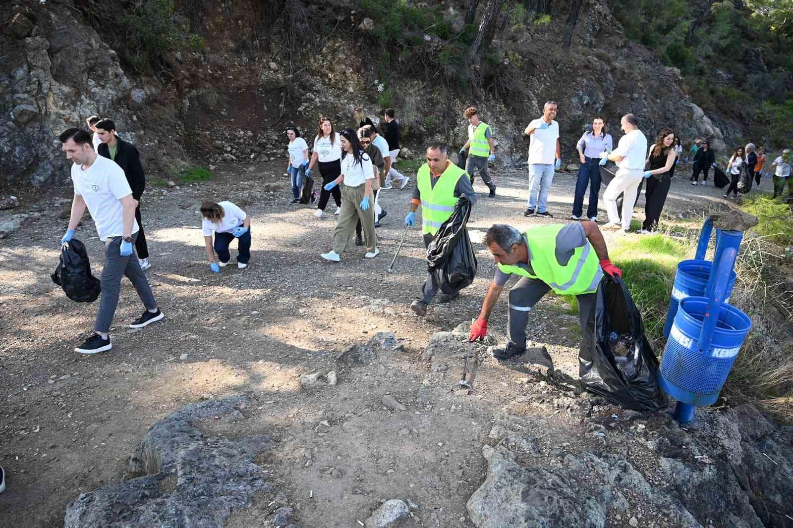 Kemer’de çevre temizliği etkinliği