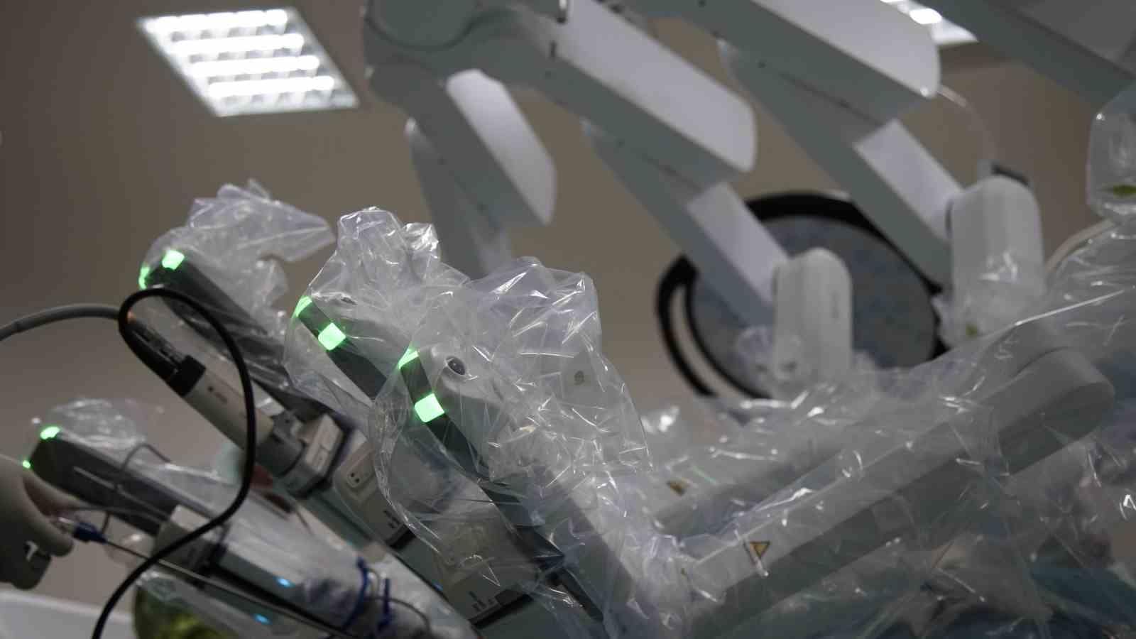 Muş’ta bin 400 kilometre uzaktan robotik rahim alma ameliyatı gerçekleştirildi