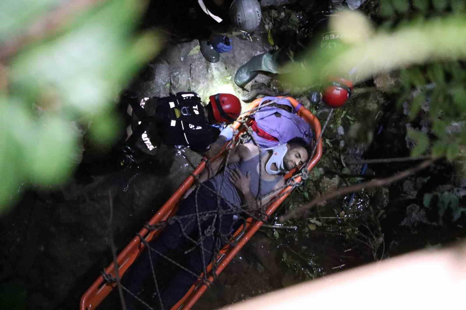 25 metreden kayalık alana düştü, 2 saatlik operasyonla kurtarıldı