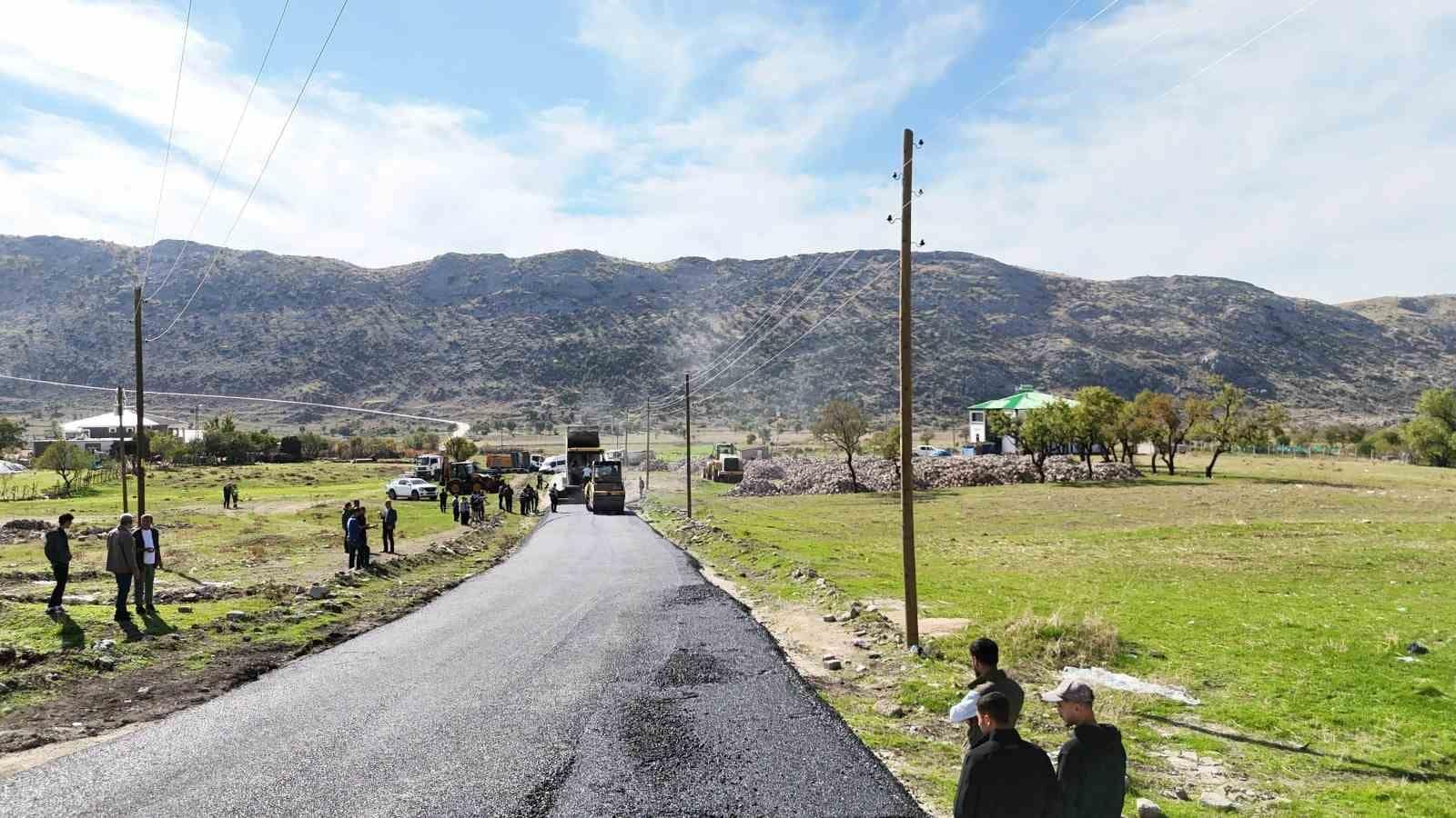 Hani ile Elazığ arasındaki bağlantı yolu sıcak asfaltla yenilendi